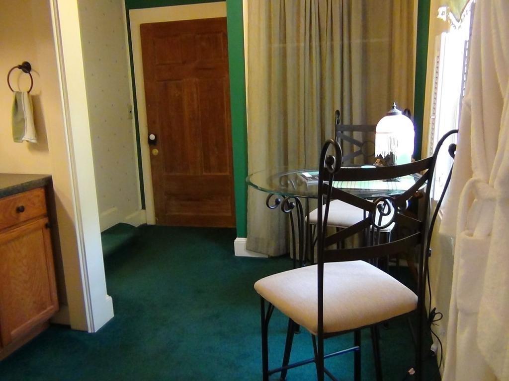 Buffalo Tavern Bed And Breakfast West Jefferson Quarto foto