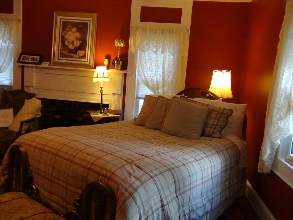 Buffalo Tavern Bed And Breakfast West Jefferson Quarto foto